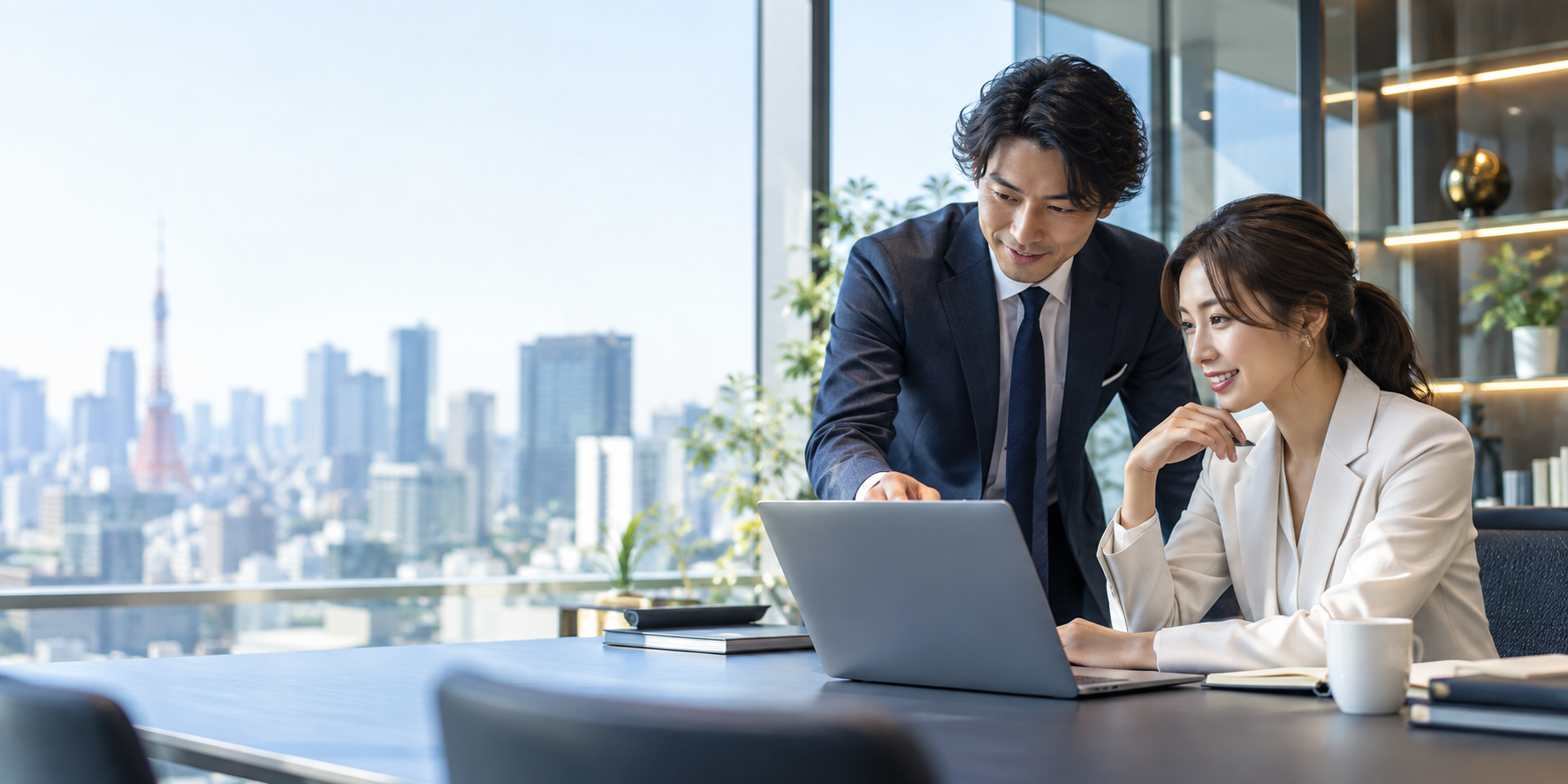 オフィスでAIを活用した業務改善を検討するビジネスパーソン